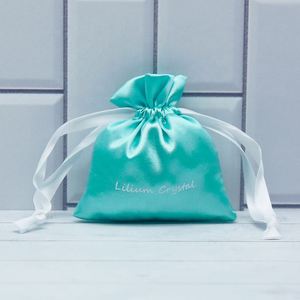 Pochettes cadeaux en satin tendance avec logo personnalisé, sacs à bijoux en satin vert à cordon pour boutique - Product Image 1