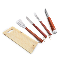 Ensemble de 5 ustensiles de barbecue en acier inoxydable avec manche en bois : Spatule ajourée, Couteau à steak, Fourchette, Pinces à aliments, Planche à découper pour la cuisine