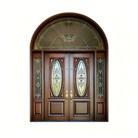 Porte d'entrée double cintrée de luxe avec dessus arrondi et inserts en verre sur mesure pour l'architecture de villas modernes haut de gamme