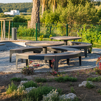 Table d'extérieur modulaire en arc segmenté, aménagement flexible, plateau en bois naturel, structure en acier thermolaqué, mobilier public de rue