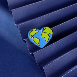 Badge en métal émaillé « Protect Earth Heart World Map » en alliage, personnalisable, pour <span class=keywords><strong>la</strong></span> sensibilisation environnementale, accessoire vestimentaire, vente en gros - Product Image 3