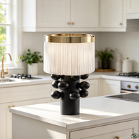 Lampe de chevet élégante de haute qualité, base sphérique en métal, abat-jour en crêpe crème, style mid-century.