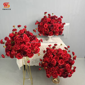 Arrangement de fleurs de mariage lisses en forme de boule rouge pour le baiser, centre de table de mariage fait à la main, boules de fleurs artificielles en rose - Product Image 6