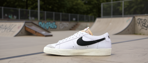 Nike Blazer Low '77 Vintage Blanc Noir Chaussures de skate pour hommes Tige en cuir Semelle extérieure en caoutchouc - Product Image 2