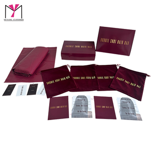 Set de Bolsas para Cabello Personalizables con Logotipo, en Terciopelo Rojo Suave, con Cinta y Etiqueta - Product Image 1