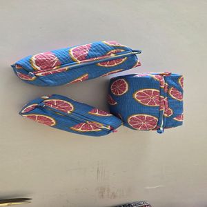 Juego de 3 Bolsas de Maquillaje y Aseo Plegables Multifuncionales de Algodón 100% Acolchado con Estampado Artesanal Estilo Tradicional, Ecológicas y Duraderas para Colgar en la Pared - Product Image 2