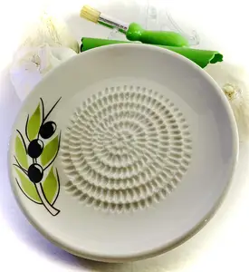 Juego de rallador de ajos de cerámica con logotipo personalizado, rallador de diseño de oliva hecho a mano, plato blanco, pelador de ajos