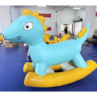 Les enfants à la maison gonflables jouent aux flotteurs gonflables de rodéo de dino de dragon