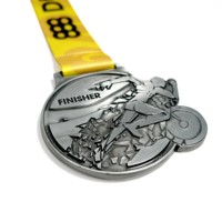 Souvenir de championnat en métal plaqué or en alliage de zinc, personnalisé avec logo et couleur, idéal pour les récompenses cyclistes - Vente en gros
