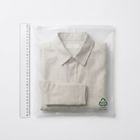 Emballage en PVC givré certifié GRS avec fermeture éclair pour emballage de vêtements personnalisé, sac à fermeture éclair en EVA durable pour vêtements