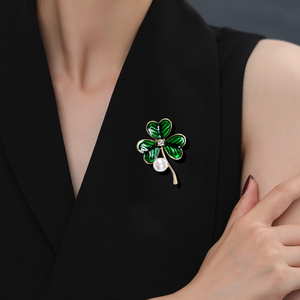 2025 New Green Clover Broche Moda Feminina Jóias Liga Broches Pérola Broche Terno Lapela Pins Personalização Atacado - Product Image 1