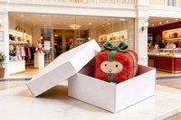 Verpackte Geschenkbox Plüschtier Stofftierpuppe Große Schleife Rot-Grünes Band Lächelndes Gesicht Kissen Festtagsgeschenk