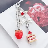 Porte-clés en alliage de zinc fait main, motif gâteau aux fraises, breloque alimentaire, bijou pour femme, accessoire de sac, vêtements, voiture, cadeau pour filles