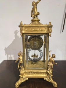 Horloge de cheminée à pendule Mercury, fabriquée en France, avec boîtier en laiton doré 24 carats et figurines de chérubins - Product Image 2