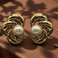 Anting Tusuk Geometris Bentuk Bunga Empat Kelopak Berlapis Elektroplating, Anting Wanita Mewah Ringan dan Stylish