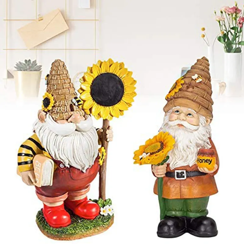 การตกแต่ง Beehive Gnome ด้วยดอกทานตะวันสีเหลืองสดใสและสีน้ำตาล Polyresin รูปปั้นสวนกลางแจ้งตกแต่ง