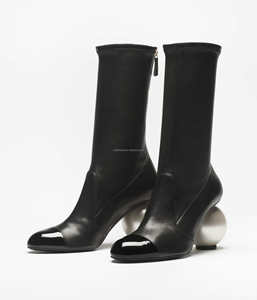 Bottes à talons mi-mollet pour femme, style luxe de podium, oversize, en cuir d'agneau extensible et cuir de veau verni, avec perles blanches - Product Image 2