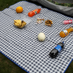 Trendige Karierte Picknickdecke Outdoor Feuchtigkeitsabweisende Matte Frühlingsausflug Rasenmatte Camping Picknicktuch Tragbar mit Griff Strandmatte - Product Image 5