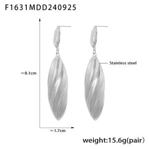 Boucles d'oreilles vintage en acier inoxydable plaqué or 18 carats, hypoallergéniques, à rayures brossées, bijoux statement pour femmes - Product Image 3