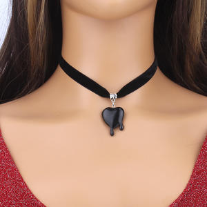 Collar de terciopelo en forma de corazón con colgante de sangre goteando para mujer, estilo gótico de moda para fiestas - Product Image 2