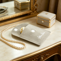 Pochette à bijoux en suède doux avec logo personnalisé, fermeture à bouton et anneau perlé, pour rangement et protection contre la poussière
