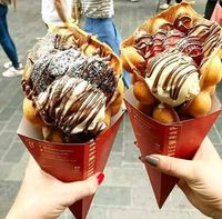 Disposable Hot Food Grade Paperboard Triangle Ice Cream Packaging Pizza Egg Bubble Waffle Packing Holder Paper Crepe Cone