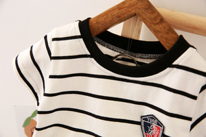 ชุดเสื้อผ้าเด็กผู้ชายลำลอง ชุดเสื้อยืดแขนสั้นลายทางพร้อมกางเกงขายาว - Product Image 5