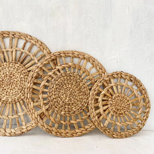 Lot de 3 paniers muraux tressés bohèmes en jacinthe d'eau, artisanaux, écologiques, décoratifs pour la décoration de ferme - Product Image 1