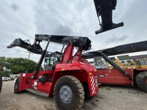 Apilador de Contenedores Kalmar DRT450 de Segunda Mano, Manipulador de Contenedores de 45T para Patio Logístico - Product Image 1