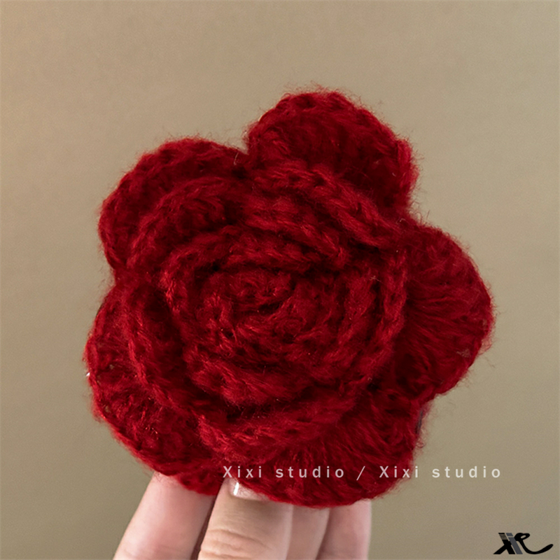 Red wool rose grip clip