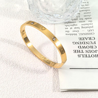 Bracelet en acier inoxydable de style européen avec cœur en strass pour couples, bijou tendance anti-ternissement