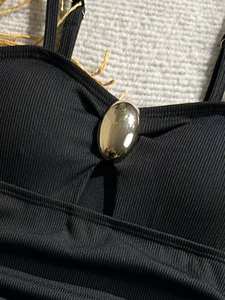 <span class=keywords><strong>Maillot</strong></span> <span class=keywords><strong>de</strong></span> <span class=keywords><strong>bain</strong></span> une pièce pour enfants - Tissu côtelé noir, boucle décorative en métal sur le devant, design plissé et bordure <span class=keywords><strong>de</strong></span> jambe à volants, <span class=keywords><strong>maillot</strong></span> <span class=keywords><strong>de</strong></span> <span class=keywords><strong>bain</strong></span> pour filles - Product Image 4