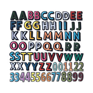 絶妙なピンクブルーホワイトの花柄文字 'P' 刺繍PVC生地衣服と帽子用アイアンオンプリントパッチ5.3cm - Product Image 6