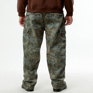 מכנסי קרגו טקטיים לגברים בהדפס הסוואה, מותן בינוני, בד כבד ועמיד, עם כיסים צדדיים - Product Image 4