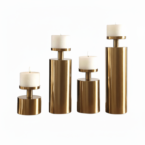 Bougeoir de luxe en or personnalisé Bougeoir à pilier vertical en métal structuré de manière unique pour la décoration de la maison pour Noël - Product Image 1