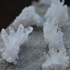 2-8 cm Naturel Brésilien Clair <span class=keywords><strong>Quartz</strong></span> Cluster de <span class=keywords><strong>Cristal</strong></span> Blanc en gros - Product Image 4