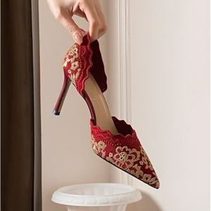 Chaussures de mariée rouges festives pour femmes, à talons aiguilles pointus, brodées, en soie, avec bordure dorée - Product Image 1