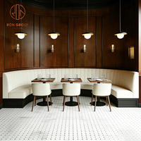 Mobilier de restaurant en bois pour café et bar : banquette, table et chaises, canapé, banc de banquette