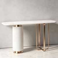 Console de luxe en ardoise blanche avec cadre en métal doré cannelé, meuble d'entrée, buffet moderne minimaliste, décoration de couloir de villa, bureau