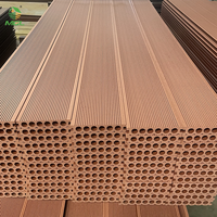Planches de terrasse en bois composite antidérapantes et imperméables au design moderne pour jardin piscine Revêtement de sol en grain de bois extérieur durable brossé