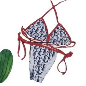 <span class=keywords><strong>Ensemble</strong></span> bikini halter à texture entrelacée inspiré des <span class=keywords><strong>d</strong></span>éfilés - Maillot de bain élégant avec chaîne dorée pour vêtements de plage haut de gamme et vente en gros - Product Image 1