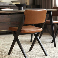 Chaise de salle à manger vintage rétro en bois massif avec accoudoirs et dossier pour usage domestique, surface en cuir, rembourrage épais et doux