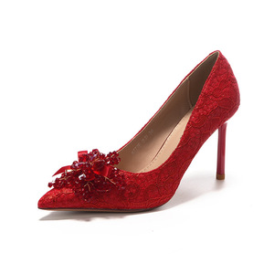 8777F-045 Zapatos de Tacón de Aguja con Punta Puntiaguda, Zapatos de Novia Rojos de Satén con Decoración Floral - Product Image 5