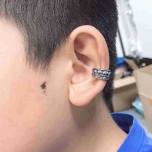 Yunnique Boucles d'oreilles tendance en acier titane avec crâne pour hommes et femmes, pour les fêtes, sans perçage requis - Product Image 1