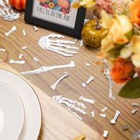Chemin de table en maille avec motif de main squelette estampé à chaud argenté, décoration de table pour Halloween et Fête des Fantômes