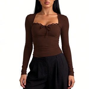 Haut court à manches longues pour femme avec dentelle - T-shirt ajusté à col en V et nœud sur le devant, tendance - Product Image 2