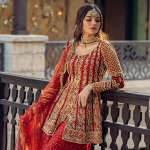 Tenue de mariée élégante Kurta Lehenga indienne/pakistanaise avec de lourds travaux de broderie Zardozi |   Robe de mariée de luxe - Product Image 3