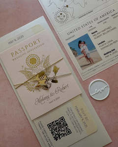 Aeroplano acrilico oro avvolto intorno al colore personalizzato dell'invito a nozze del passaporto Blush - Product Image 2