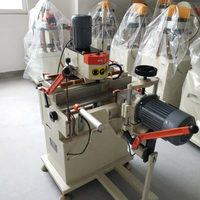 Machine de fraisage pneumatique à gabarits interchangeables pour le traitement des encoches de serrures de portes en aluminium