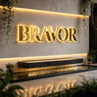 Lettres de logo LED personnalisées avec éclairage halo, corps en aluminium, bandes LED et matériel de fixation pour mur de marque et réception en intérieur